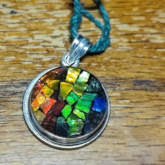 Canadian Ammolite & Sterling Silver pendant - Picture 9 of 10
